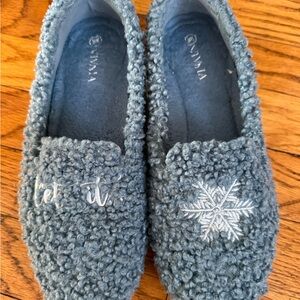 Vivaia Fuzzy Slippers with Snowflake Design